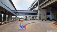 Ada dua akses yang bisa dipilih pengemudi kendaraan pribadi. Pertama, melalui Jalan Terusan DI Panjaitan yakni lewat flyover Jl. Akses Kereta Cepat Halim Perdanakusumah. Lalu yang kedua lewat Exit Tol KM 1+842. Keduanya tengah dalam persiapan menjelang pengoperasiannya pada awal Oktober.  