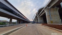 Untuk akses lewat Exit Tol KM 1+842 Jakarta-Cikampek, akses tersebut, bisa dilewati oleh pengguna tol arah Jakarta ke Cikampek. Dengan demikian, pengemudi bisa keluar dan masuk lewat akses tersebut.  