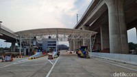 Saat ini kondisi akses sudah dibangun dan dipasang kerangka gerbang. Namun gardu tolnya sendiri masih belum dipasang.  
