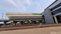 Stasiun Halim memiliki konektivitas dengan Jalan Raya melalui akses dari Jl DI Panjaitan, Exit Tol km 1+850 Tol Jakarta – Cikampek, LRT Jabodebek hingga nantinya BRT Transjakarta, BRT JR Connexion, Shuttle dari bandara halim, Microtrans, dan taksi konvesional maupun online.  
