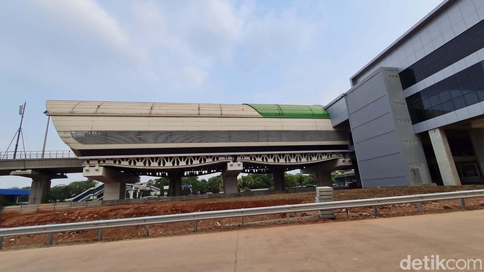 Melihat Akses Stasiun Kereta Cepat Halim Ada dua akses bisa dipilih pengemudi bila ingin ke Stasiun Kereta Cepat Halim, Jakarta. Salah satunya adalah lewat Exit Tol KM 1+842.