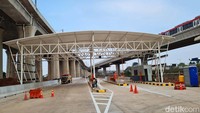 Pekerja melakukan pembangunan gerbang tol khusus akses KCIC di Exit Tol km 1+850 Tol Jakarta – Cikampek, Halim, Jakarta, Minggu (17/9/2023).