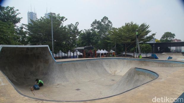 Perbaikan RTH-RPTRA Kalijodo telah selesai dilakukan. Kini ruang terbuka publik itu memiliki wajah baru setelah diperbaiki.