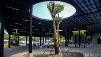 Selain skatepark, aula RTH-RPTRA Kalijodo sudah rampung diperbaiki. Tidak terlihat lagi atap yang bocor.