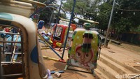 Di samping itu, banyak tenda yang menjajakan makanan, penyewaan berbagai mainan layaknya tempat pasar malam.