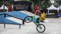 Seorang anak tengah bermain sepeda di RTH-RPTRA Kalijodo, Jakarta Utara, Senin (18/9/2023). Ruang terbuka publik yang berada di Kecamatan Penjaringan ini sudah selesai diperbaiki.