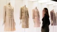 Pameran ini dimulai dengan salah satu pakaian Chanel yang paling awal bertahan — blus krem sederhana dari tahun 1916 yang terbuat dari kaos sutra, kain sederhana yang sebelumnya digunakan untuk pakaian dalam dan stoking.  