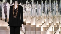 Kurator telah mengumpulkan hampir 200 pakaian yang terlihat bersama untuk pertama kalinya, memetakan karir panjang Chanel mulai dari pembukaan butik topi wanita di Paris pada tahun 1910 hingga koleksi terakhirnya pada tahun 1971.  