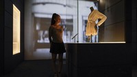 Chanel meninggal pada tahun 1971, dalam usia 87 tahun. Mendiang desainer Karl Lagerfeld mengambil alih kepemimpinan kreatif merek mewah tersebut pada tahun 1984 dan tetap di sana hingga kematiannya pada tahun 2019, ketika ia digantikan oleh direktur kreatif saat ini Virginie Viard.  
