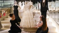 Kurator menyesuaikan kreasi yang ditampilkan dalam pameran Gabrielle Chanel. Fashion Manifesto di museum Victoria dan Albert, London, Selasa, 12 September 2023. Dengan tampilan mulai dari setelan wol hingga serangkaian gaun hitam kecil, pameran baru di London menampilkan karya salah satu nama fesyen paling terkenal yakni Desainer Prancis Gabrielle Coco Chanel.