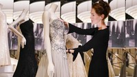 Dibuka di museum V&A, Gabrielle Chanel. Fashion Manifesto adalah pameran Inggris pertama yang didedikasikan untuk kreasi desainer dan pengaruh lamanya terhadap mode. Pameran ini akan berlangsung hingga 25 Februari 2024 mendatang.  