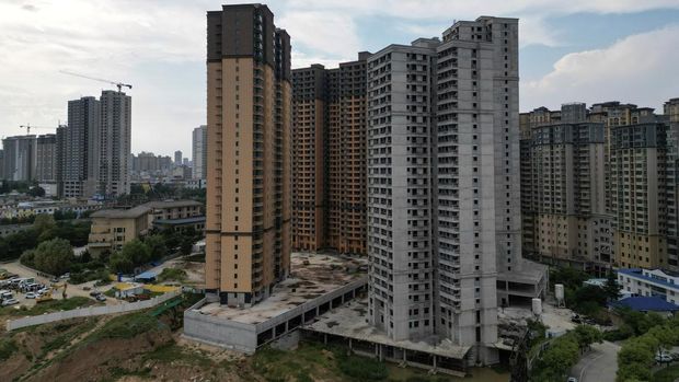 Mengintip Kehidupan di Proyek Apartemen Mangkrak China An aerial view shows unfinished residential buildings of the Gaotie Wellness City complex in Tongchuan, Shaanxi province, China September 12, 2023. REUTERS/Xiaoyu Yin