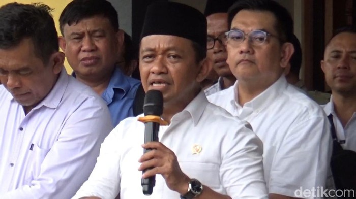 Menteri Investasi/Kepala BKPM RI, Bahlil Lahadalia saat berdialog dengan perwakilan warga Rempang.