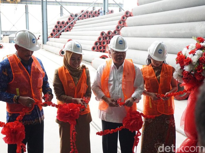 Menteri PUPR, Basuki Hadimuljono, meresmikan pabrik beton di Demak, Senin (18/9/2023).