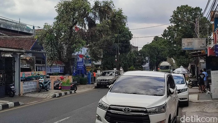 Mobil parkir di pinggir jalan raya Ciamis.