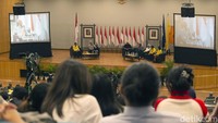 Dalam kesempatan itu, mahasiswa jurusan Ilmu Politik FISIP UI, Naufal, melontarkan pertanyaan kepada bakal calon presiden (bacapres) Ganjar Pranowo jika nanti terpilih sebagai presiden, akan jadi petugas partai atau petugas rakyat.  