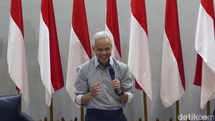 Bacapres Ganjar Pranowo memberikan Kuliah Kebangsaan di UI, Depok. Ganjar ditanya jika terpilih sebagai presiden, akan jadi petugas partai atau petugas rakyat.