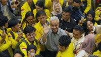 Ganjar sempat dikerumuni mahasiswa UI.  