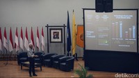 Ganjar memberikan materi kuliahnya.  