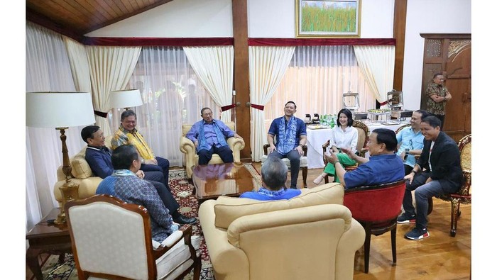 Momen tawa antara Prabowo, SBY, AHY, dan pimpinan partai Koalisi Indonesia Maju (KIM) di Hambalang.