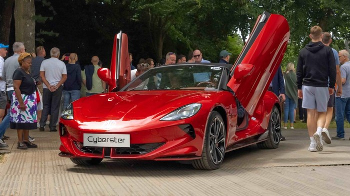 Morris Garage ramaikan goodwood di Inggris.
