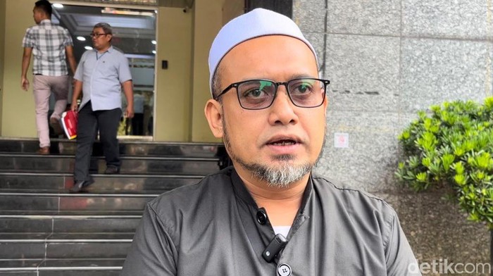 Muhammad Kharisma atau yang akrab disapa Pak Haji dimintai keterangan polisi soal rumahnya yang disewa sutradara I dan dijadikan lokasi syuting film porno.