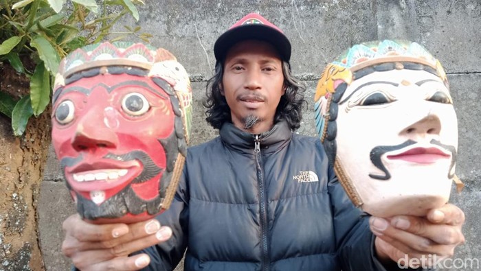 Muhammad Nasai dengan membawa topeng malangan