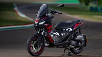 Berbeda dengan model yang sudah kita ketahui bersama, New Aprilia SR GT kali ini memiliki pilihan baju baru dengan livery khas MotoGP. Foto: Pool (Visordown)