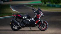 Meski mengusung desain baru, New Aprilia SR GT Replica MotoGP, ini masih mengusung kapasitas mesin generasi sebelumnya. Yakni untuk pilihan mesin 125cc, dengan 14,8 bhp dan torsi 8,9 lb-ft. Sedangkan untuk pilihan mesin 200, mampu menyemburkan 17,4 bhp dan torsi 12,2 lb-ft. Foto: Pool (Visordown)