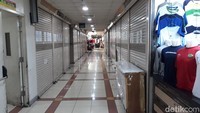 Semakin naik ke atas, kondisi blok B juga semakin sepi pengunjung. Tidak sedikit toko yang terlihat sudah tutup dan tidak berjualan lagi.
