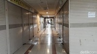 Memasuki lobby Blok A Pasar Tanah Abang, terlihat hanya ada sedikit orang yang berjalan memasuki kawasan ini. Kondisi ini membuat lorong-lorong pasar tampak sangat lenggang.