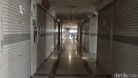 Memasuki lobby Blok A Pasar Tanah Abang, terlihat hanya ada sedikit orang yang berjalan memasuki kawasan ini. Kondisi ini membuat lorong-lorong pasar tampak sangat lenggang di pukul 11.00 WIB lebih.