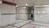 Terus menelusuri Pasar Tanah Abang hingga ke blok F, kawasan ini terlihat jauh lebih sepi dari blok a ataupun b. Di area pertokoan ini terlihat jelas bila pasar grosir ini mulai ditinggal pembeli hingga para penjual.
