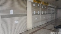 Bahkan saat memasuki lantai 4 pusat grosir yang katanya terbesar di Asia Tenggara itu, terlihat semakin banyak toko yang tutup hingga membuat suasana terasa senyap. Hanya terdengar suara-suara dari pedagang atau pegawai toko yang saling berbicara satu dengan yang lain.