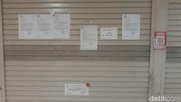 Lebih parahnya, di lantai 4 blok ini terlihat cukup gelap karena hanya ada sedikit toko yang buka. Di beberapa toko terlihat secarik kertas yang bertuliskan toko ini disewakan, menandakan pemilik toko sebelumnya sudah tidak berjualan lagi.