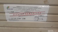 Selain itu di beberapa toko yang sudah tutup, terlihat ditempeli kertas yang berisikan peringatan kepada pemilik belum membayar biaya pengelolaan pasar (BPP). Sejumlah toko terlihat baru mendapat peringatan pertama dan yang lain ada yang sudah sampai peringatan ke-3.
