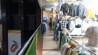 Bergeser ke blok B, kondisi kawasan ini tidak jauh berbeda dengan Pasar Tanah Abang blok A. Terlihat banyak toko yang sudah buka sedari tadi, namun hanya ada sedikit pelanggan yang berkunjung.