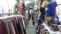 Naik ke lantai dasar, terlihat banyak toko sudah menjajakan dagangannya sedari tadi, namun hanya ada segelintir orang yang berhenti untuk melihat-lihat. Naik ke lantai 1, suasana pasar masih cukup lenggang walau masih ada sejumlah pengunjung yang berkeliling. Kondisi ini semakin parah saat naik ke lantai 2 dan 3.