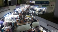 Berdasarkan pantauan detikcom di lokasi, Senin (18/9/2023), kondisi Pasar Tanah Abang pagi ini memang tidak begitu ramai. Tidak banyak pengunjung yang lalu-lalang di area pertokoan kawasan Blok A, B, hingga F.