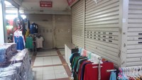 Semakin naik ke atas, semakin sepi pengunjung yang terlihat. Bahkan tidak hanya pengunjung, di lantai ini terlihat semakin banyak toko yang tutup.