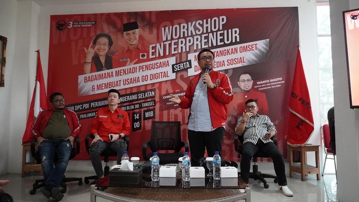 PDIP Gelar Workshop Entrepreneur Ketua DPC PDI Perjuangan Tangerang Selatan Wanto Sugito (kedua kanan), Christopher Sebastian Wakil Ketua Bidang DPC PDI Perjuangan Tangsel yang juga owner MAKKO Group (kedua kiri), Wakil Ketua DPRD Tangerang Selatan Iwan Rahayu (kanan) menyanyikan lagu Indonesia Raya saat Workshop Entrepreneur di Tangerang Selatan, Banten, Senin (18/9/23). Workshop Entrepreneur, yang dibuka untuk umum dan gratis, dihadiri oleh ratusan peserta yang sangat antusias untuk mendapatkan ilmu dan belajar tentang bagaimana membuat usaha go digital dan mendapatkan omset dari media sosial.