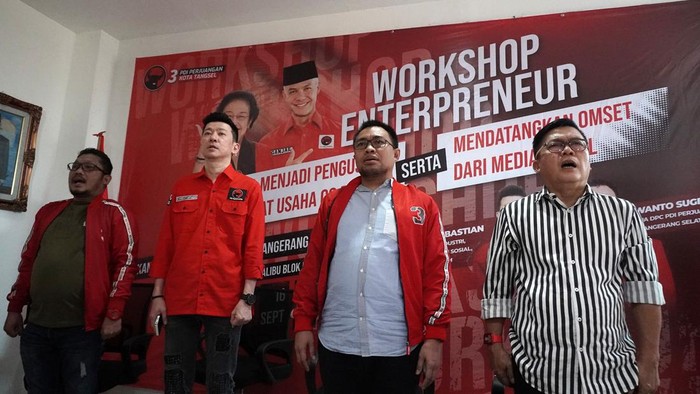 Ketua DPC PDI Perjuangan Tangerang Selatan Wanto Sugito (kedua kanan), Christopher Sebastian Wakil Ketua Bidang DPC PDI Perjuangan Tangsel yang juga owner MAKKO Group (kedua kiri), Wakil Ketua DPRD Tangerang Selatan Iwan Rahayu (kanan) menyanyikan lagu Indonesia Raya saat Workshop Entrepreneur di Tangerang Selatan, Banten, Senin (18/9/23). Workshop Entrepreneur, yang dibuka untuk umum dan gratis, dihadiri oleh ratusan peserta yang sangat antusias untuk mendapatkan ilmu dan belajar tentang bagaimana membuat usaha go digital dan mendapatkan omset dari media sosial.
