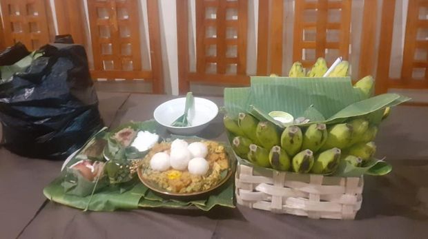 Pelaku wisata Bromo saat melakukan ritual setelah wisata kembali dibuka.