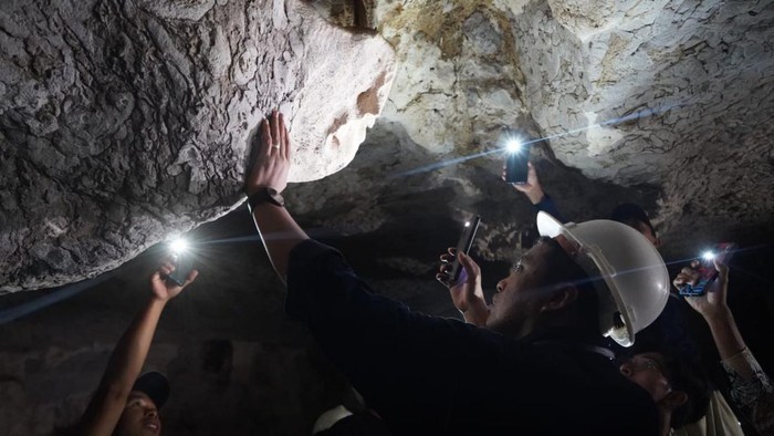 Pemandu Wisata di Labuan Bajo dapat pelatihan dari ahli Geologi