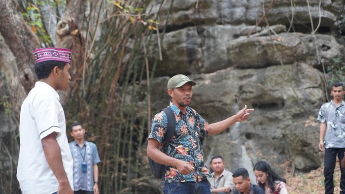 Pemandu Wisata di Labuan Bajo dapat pelatihan dari ahli Geologi