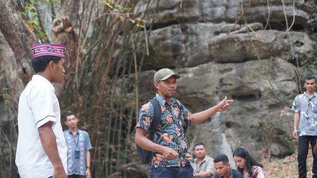 Pemandu Wisata di Labuan Bajo dapat pelatihan dari ahli Geologi