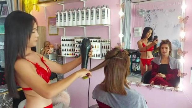 Pemilik salon pakai lingerie di Thailand