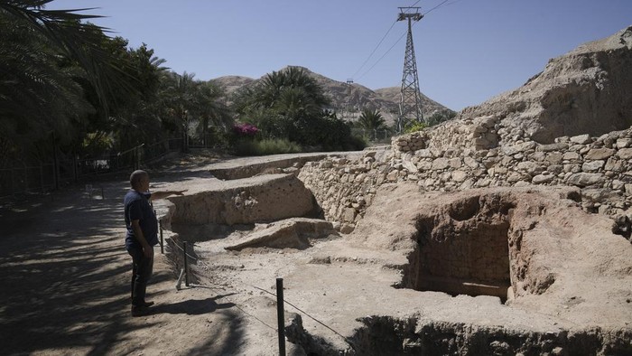 Penampakan Situs Tell es-Sultan Palestina yang Diakui Warisan Budaya UNESCO Tell es-Sultan archaeological near Jericho, West Bank, site is seen Sunday, Sept. 17, 2023. A U.N. conference voted Sunday to list the site as a World Heritage Site in Palestine, a decision likely to anger Israel, which controls the territory and does not recognize a Palestinian state.(AP Photo/Mahmoud Illean)