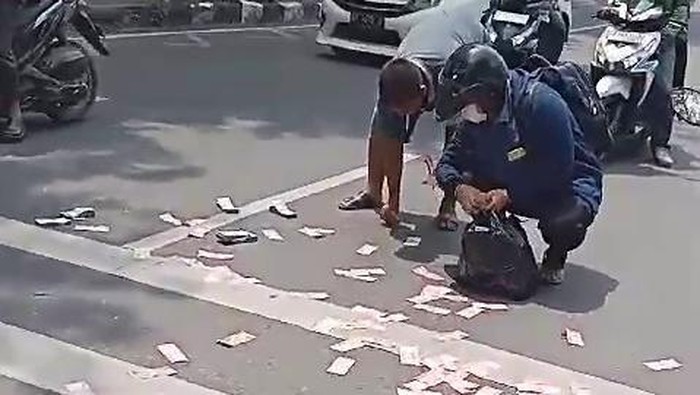 Penampakan uang berceceran di Jalan Imam Bonjol, Medan (Foto: Istimewa)
