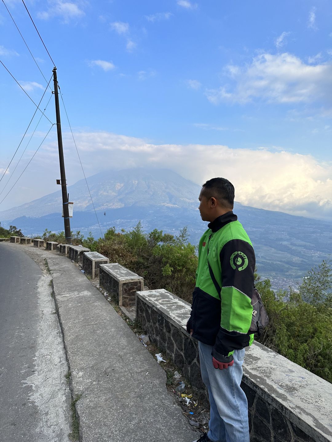 Pengalaman mengharukan saat traktir makan driver ojol.